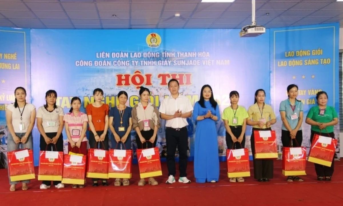 Đại diện lãnh đạo LĐLĐ tỉnh Thanh Hóa, Công đoàn Công ty TNHH Giầy Sunjade Việt Nam trao quà đến công nhân lao động có hoàn cảnh khó khăn. Ảnh: Quách Du