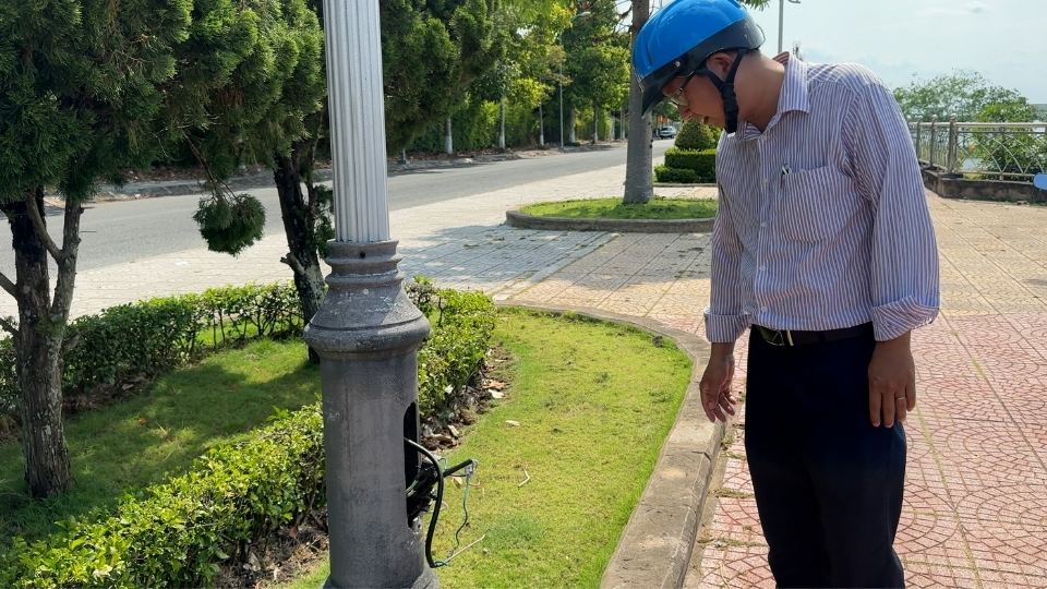 Khoảng 800m dây điện hệ thống chiếu sáng trên tuyến bờ kè bị cắt trộm khiến nhiều đoạn tối om vào ban đêm. Ảnh: Hoàng Lộc