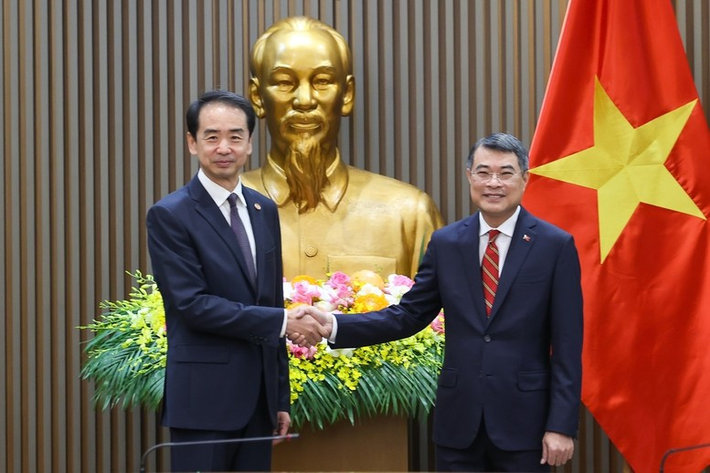 Thủ tướng Chính phủ Lê Minh Hưng và đồng chí Hà Vĩ, Đại sứ đặc mệnh toàn quyền nước Cộng hòa nhân dân Trung Hoa tại Việt Nam.