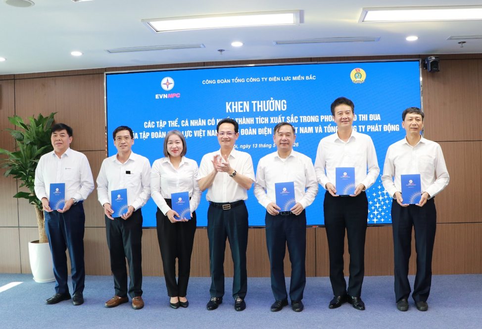 Đồng chí Nguyễn Đức Thiện – Phó Bí thư Đảng ủy, Tổng Giám đốc EVNNPC khen thưởng điển hình tiên tiến trong học tập và làm theo tư tưởng, đạo đức, phong cách Hồ Chí Minh đối với 02 tập thể: Công đoàn Công ty Điện lực Bắc Ninh và Công đoàn Công ty Điện lực Hưng Yên; đồng thời khen thưởng 04 tập thể gồm Công đoàn Cơ quan Tổng công ty Điện lực miền Bắc, Công đoàn Công ty Điện lực Cao Bằng, Công đoàn Công ty Điện lực Sơn La và Công đoàn Công ty Điện lực Lai Châu vì có thành tích xuất sắc trong phong trào thi đua “Lao động sáng tạo” và Chương trình “10.000 sáng kiến” giai đoạn 2025 – 2028.