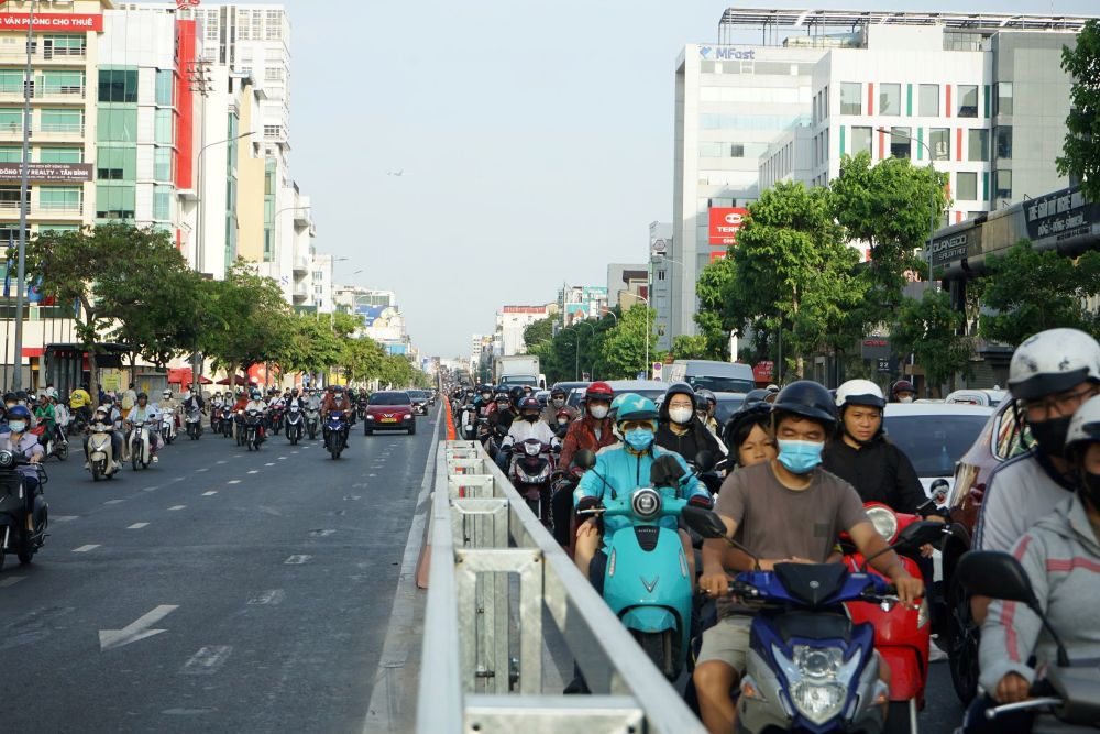 Dòng phương tiện di chuyển ổn định theo phương án phân làn mới trên đường Cộng Hòa. Ảnh: Thái Bảo