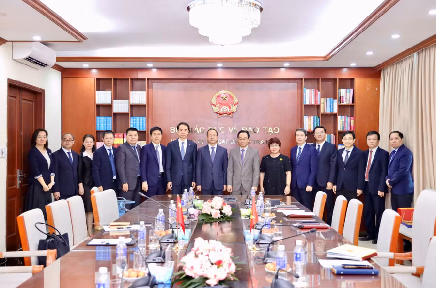 Hai bên chụp ảnh lưu niệm tại buổi tiếp. dh-bac-kinh.jpg
