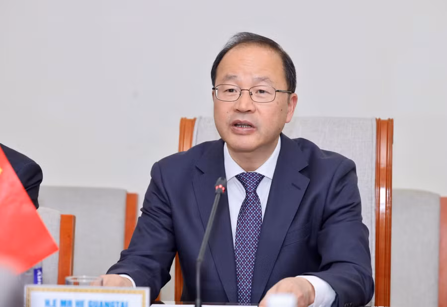 Ông Hà Quang Thái - Bí thư Đảng ủy, Chủ tịch Hội đồng Đại học Bắc Kinh trao đổi tại buổi làm việc. dh-bac-kinh6.jpg