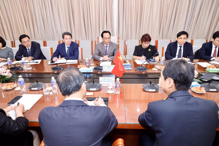 Bộ trưởng Bộ GD&ĐT Hoàng Minh Sơn và đại diện lãnh đạo các đơn vị thuộc Bộ tại buổi tiếp. dh-bac-kinh2.jpg