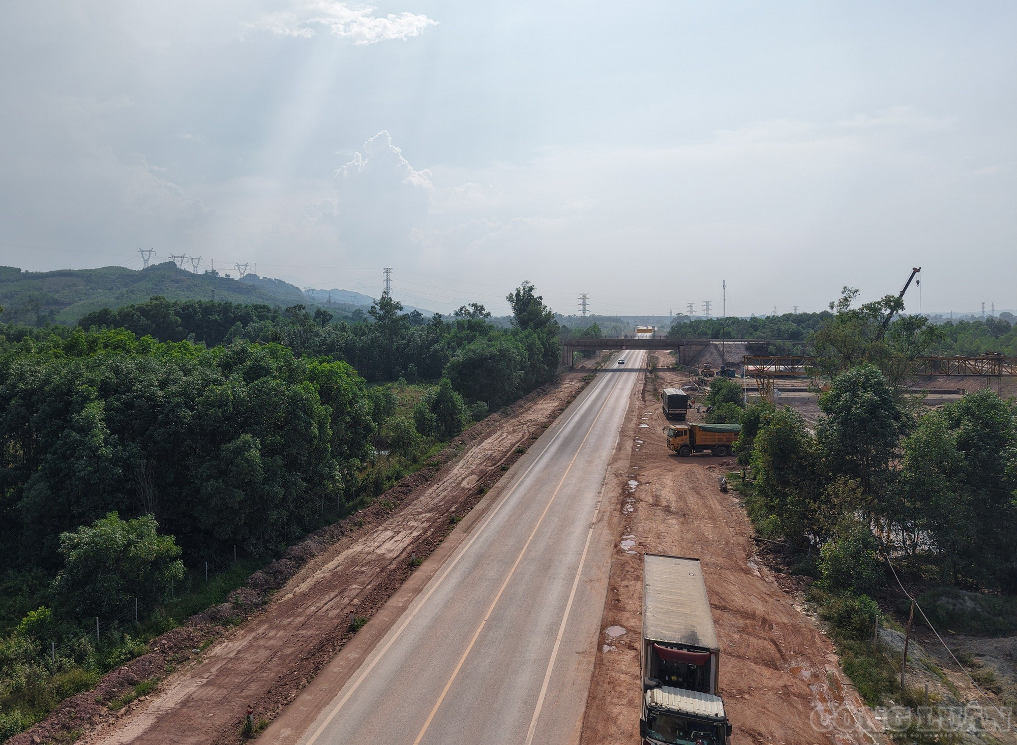 Theo ông Chu Văn Long - Giám đốc điều hành Ban quản lý dự án mở rộng cao tốc Cam Lộ - La Sơn, các nhà thầu huy động hơn 500 thiết bị, máy móc và hơn 1.000 cán bộ kỹ sư thi công đồng loạt. clo_br_dji-20260513151803-0220-d.jpg