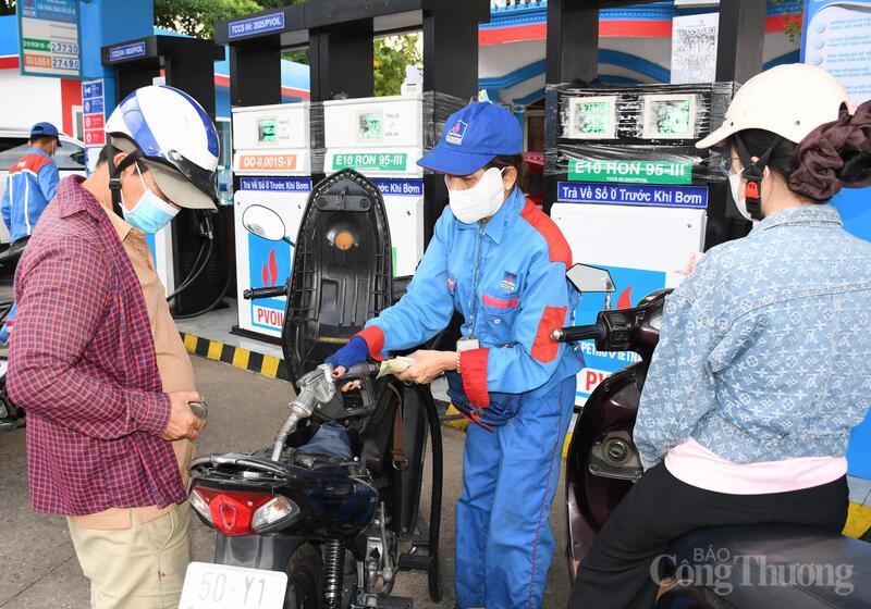 Người dân TP. Hồ Chí Minh đổ xăng sinh học E10 tại của hàng xăng dầu PVOIL chiều ngày 15/5/2026. Ảnh: Thanh Minh.