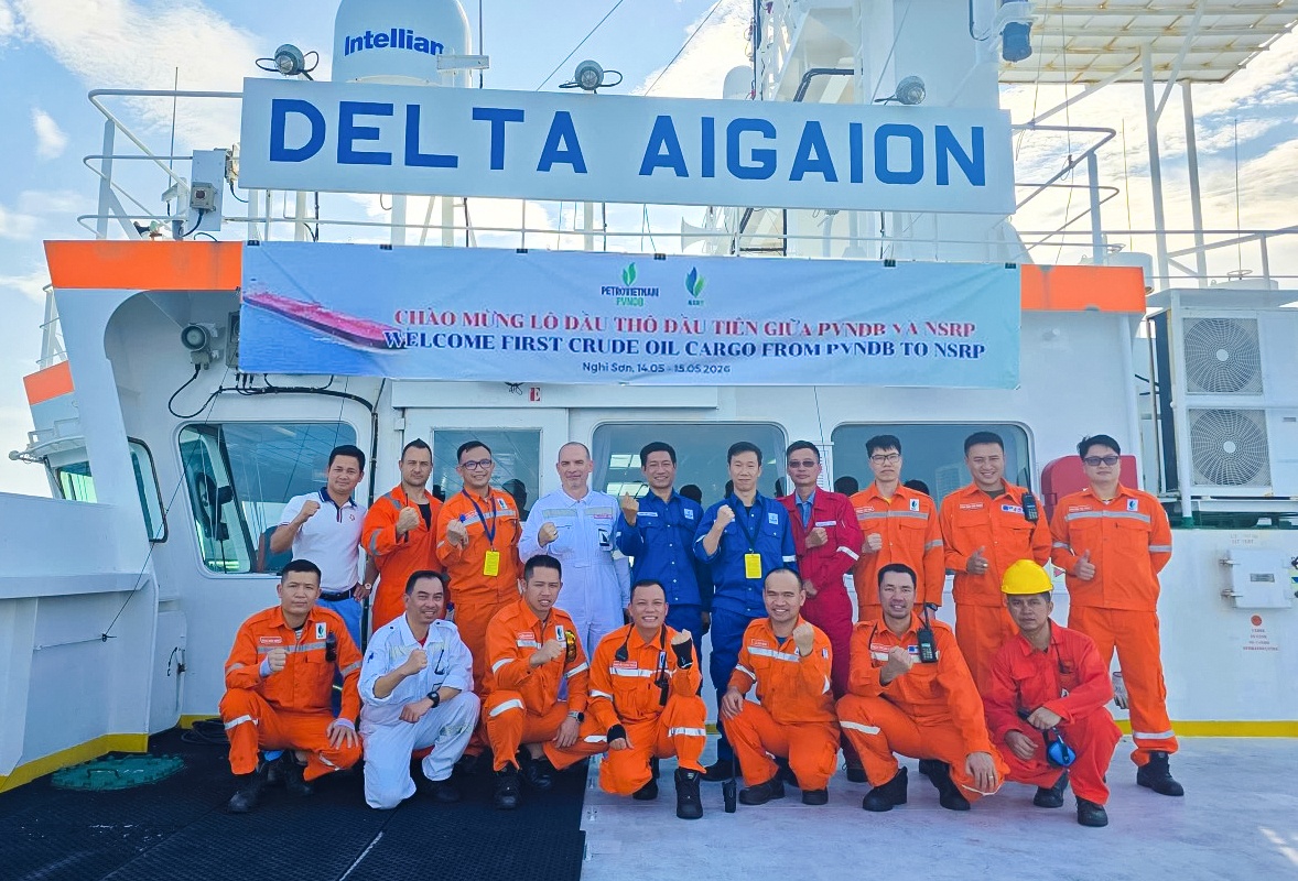 Đại diện PVNDB, NSRP và các đối tác chụp ảnh lưu niệm trên tàu vận chuyển lô dầu thô đầu tiên do PVNDB thu xếp cung cấp cho NSRP