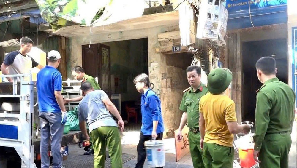 Lực lượng chức năng phường Nam Định hỗ trợ người dân di chuyển tài sản ra khỏi khu nhà nguy hiểm. Ảnh: BNB di.jpg
