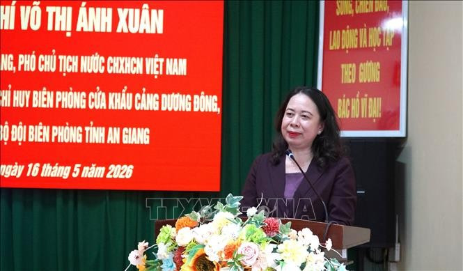 Bí thư Trung ương Đảng, Phó Chủ tịch nước Võ Thị Ánh Xuân gặp mặt cán bộ, chiến sĩ Ban Chỉ huy Biên phòng Cửa khẩu cảng Dương Đông (đặc khu Phú Quốc, An Giang). Ảnh: TTXVN.
