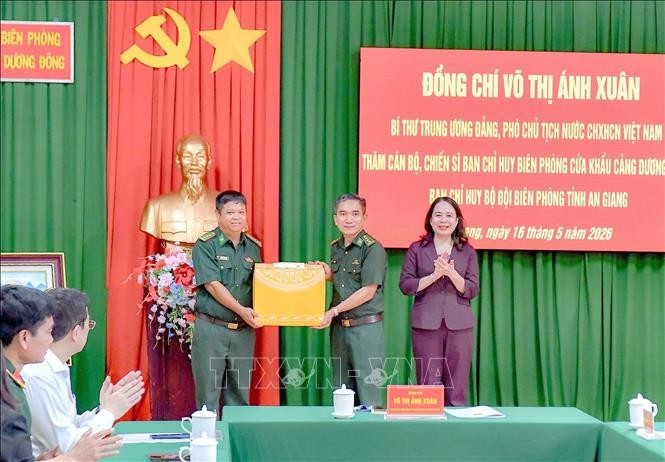 Bí thư Trung ương Đảng, Phó Chủ tịch nước Võ Thị Ánh Xuân tặng quà cán bộ, chiến sĩ Ban Chỉ huy Biên phòng Cửa khẩu cảng Dương Đông (đặc khu Phú Quốc, An Giang). Ảnh: Văn Sĩ/TTXVN
