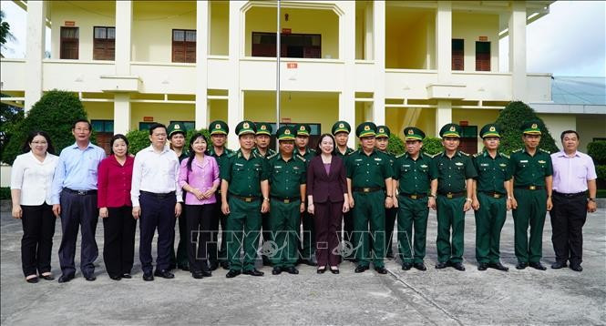 Bí thư Trung ương Đảng, Phó Chủ tịch nước Võ Thị Ánh Xuân chụp ảnh lưu niệm cùng cán bộ, chiến sĩ Ban Chỉ huy Biên phòng Cửa khẩu cảng Dương Đông (đặc khu Phú Quốc, An Giang) và lãnh đạo tỉnh An Giang. Ảnh: TTXVN.