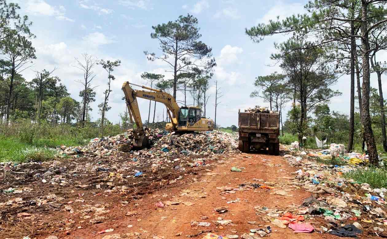 Ban Quản lý dự án Khu vực Bảo Lâm huy động phương tiện, máy móc xử lý lượng rác tồn đọng tại bãi rác xã Bảo Lâm 4. Ảnh: Phúc Khánh
