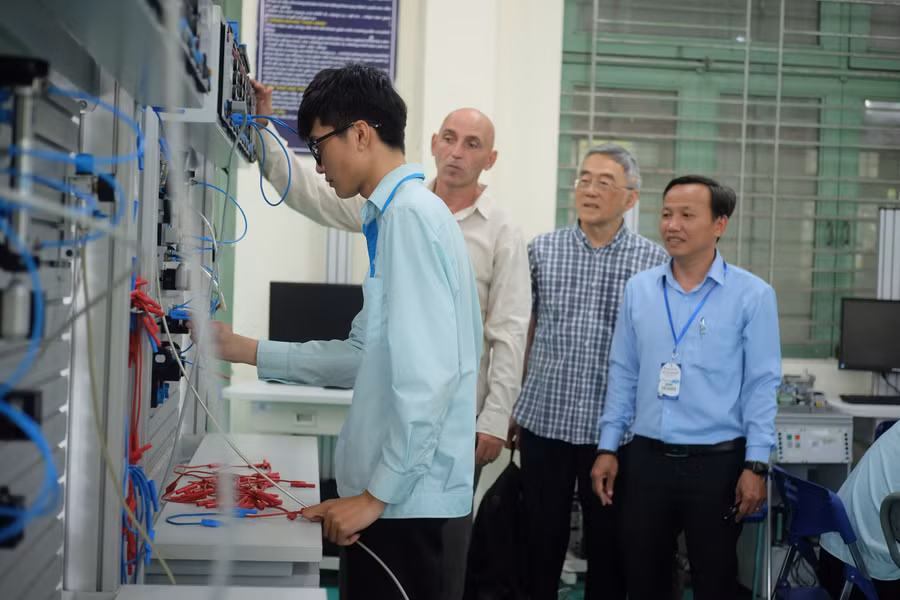 Các đối tác, chủ doanh nghiệp cùng đại diện Ban Giám hiệu Trường Cao đẳng Đà Nẵng theo dõi phần thi của các thí sinh. dscf0548.jpg