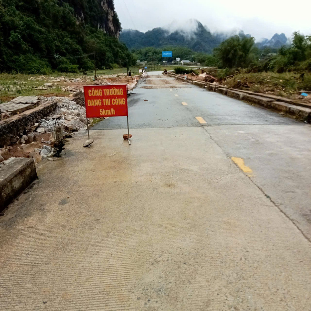 Sở Xây dựng Cao Bằng cùng các ngành chức năng và địa phương gấp rút khắc phục sự cố giao thông sau mưa lũ z7835545220269-7dd0d55a98db7929423ef1eb0e06bc31.jpg