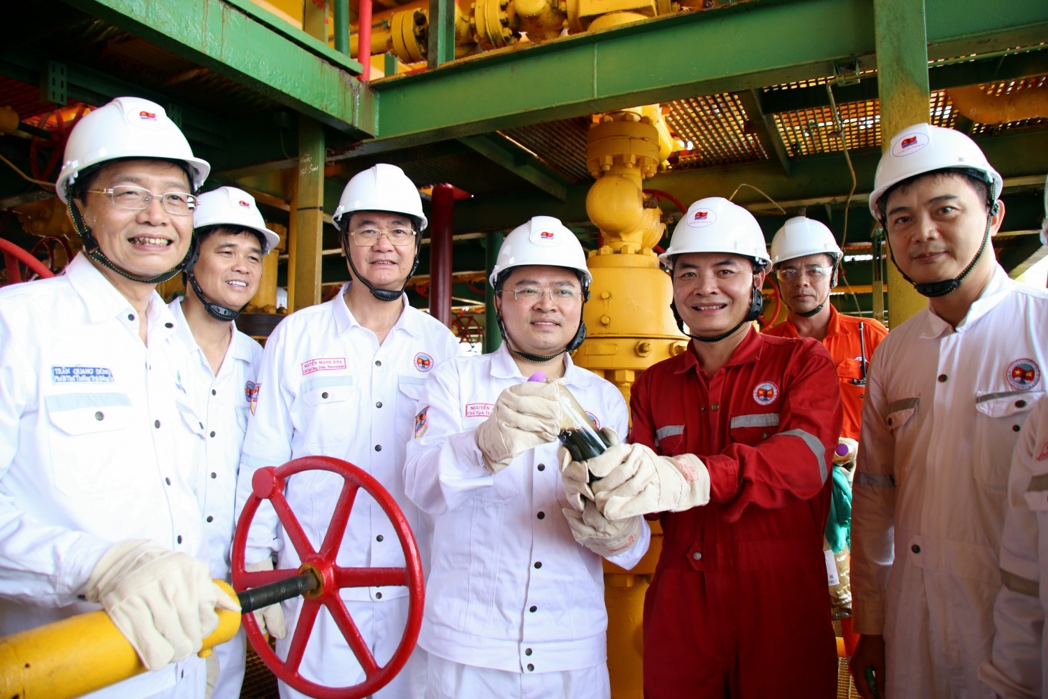 Người lao động Petrovietnam tại các giàn khoan, tiếp tục lan tỏa tinh thần thi đua lao động sáng tạo, học tập và làm theo tư tưởng, đạo đức, phong cách Hồ Chí Minh, góp phần thực hiện mong ước của Bác về xây dựng ngành Dầu khí Việt Nam ngày càng phát triển vững mạnh.