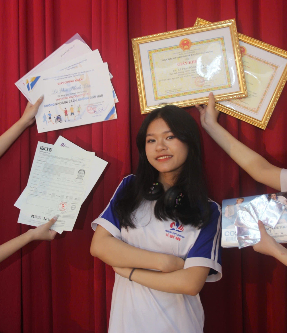 Founder của "Chạm xanh" và các bằng khen thành tích học tập. 1000112602.jpg