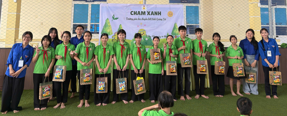 Các thành viên Chạm xanh tổ chức vui chơi và tặng quà cho các em ở trường giáo dục chuyên biệt Quảng Trị. 1000112597.jpg