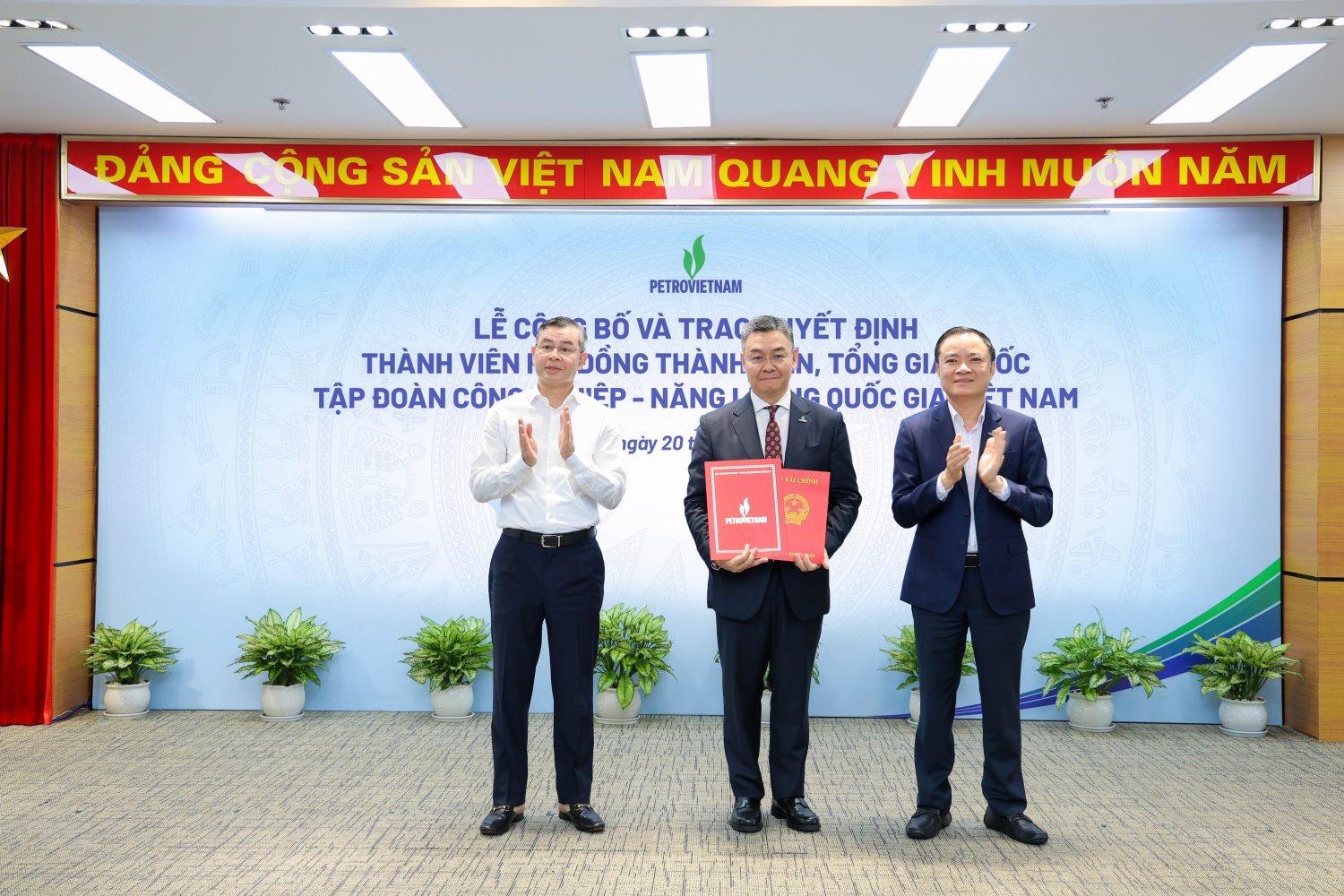 Công bố và trao quyết định Thành viên HĐTV, Tổng Giám đốc Tập đoàn Công nghiệp - Năng lượng Quốc gia Việt Nam Công bố và trao quyết định Thành viên HĐTV, Tổng Giám đốc Tập đoàn Công nghiệp - Năng lượng Quốc gia Việt Nam