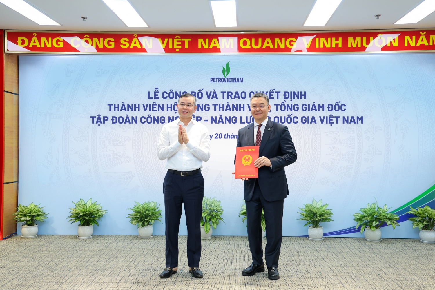 Công bố và trao quyết định Thành viên HĐTV, Tổng Giám đốc Tập đoàn Công nghiệp - Năng lượng Quốc gia Việt Nam Công bố và trao quyết định Thành viên HĐTV, Tổng Giám đốc Tập đoàn Công nghiệp - Năng lượng Quốc gia Việt Nam