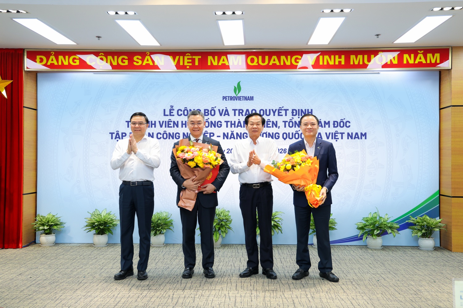 Công bố và trao quyết định Thành viên HĐTV, Tổng Giám đốc Tập đoàn Công nghiệp - Năng lượng Quốc gia Việt Nam Công bố và trao quyết định Thành viên HĐTV, Tổng Giám đốc Tập đoàn Công nghiệp - Năng lượng Quốc gia Việt Nam