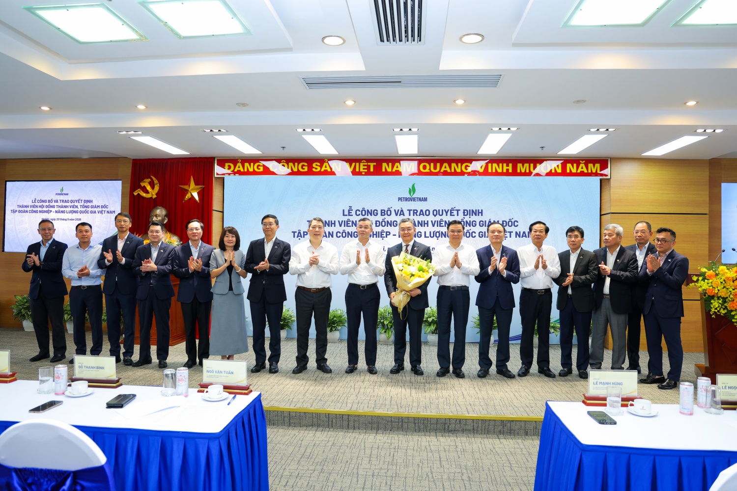 Công bố và trao quyết định Thành viên HĐTV, Tổng Giám đốc Tập đoàn Công nghiệp - Năng lượng Quốc gia Việt Nam Công bố và trao quyết định Thành viên HĐTV, Tổng Giám đốc Tập đoàn Công nghiệp - Năng lượng Quốc gia Việt Nam