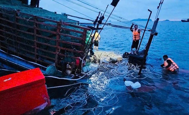 Cứu hộ thành công 8 ngư dân gặp nạn trên biển Cô Tô, Quảng Ninh