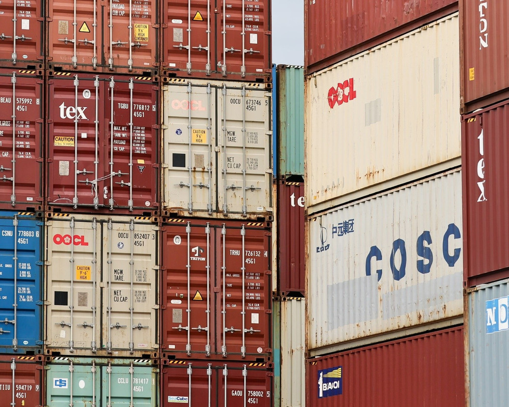 Hình ảnh container vận chuyển tại Frankfurt. “Cùng nhau, chúng ta có thể đảm bảo thương mại xuyên Đại Tây Dương ổn định, có thể dự đoán được, cân bằng và cùng có lợi”, bà Ursula von der Leyen phát biểu sau thỏa thuận. Ảnh: GI word-4gvqnq-1.jpg