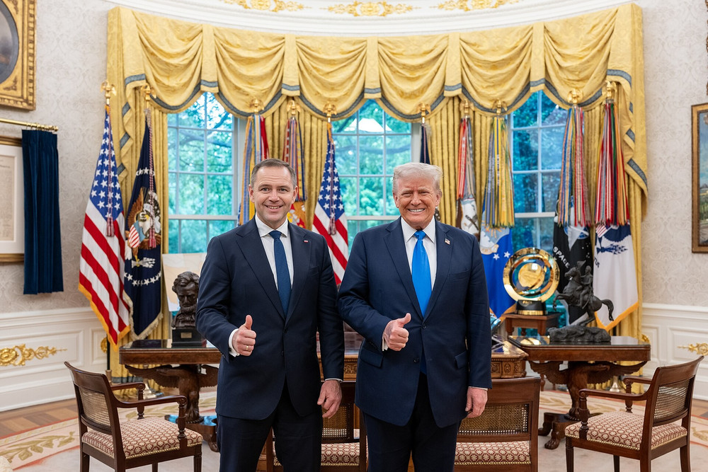 president-donald-trump-meets-with-and-poses-for-a-photo-with-polish-presidential-candidate-karol-nawrocki-in-the-oval-office-54491923778.jpg