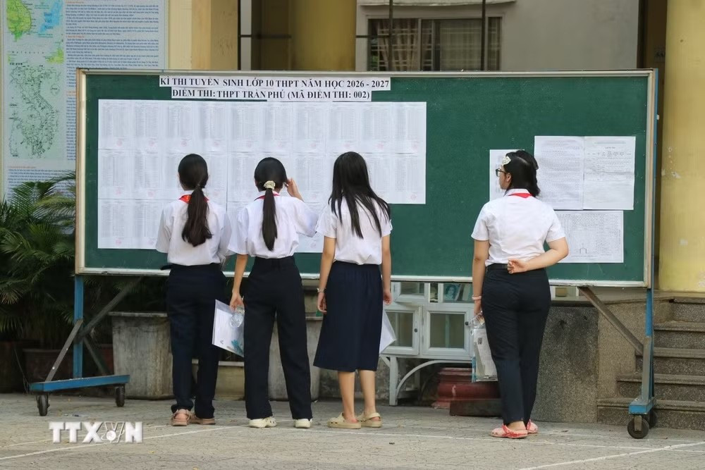 Các thí sinh tra cứu danh sách Kỳ thi tại Điểm thi số 2, Trường THPT Trần Phú, thành phố Đà Nẵng. (Ảnh: Khoa Chương/TTXVN) 0eb8f5d1-e545-4a9d-95e5-846f00137919.jpg