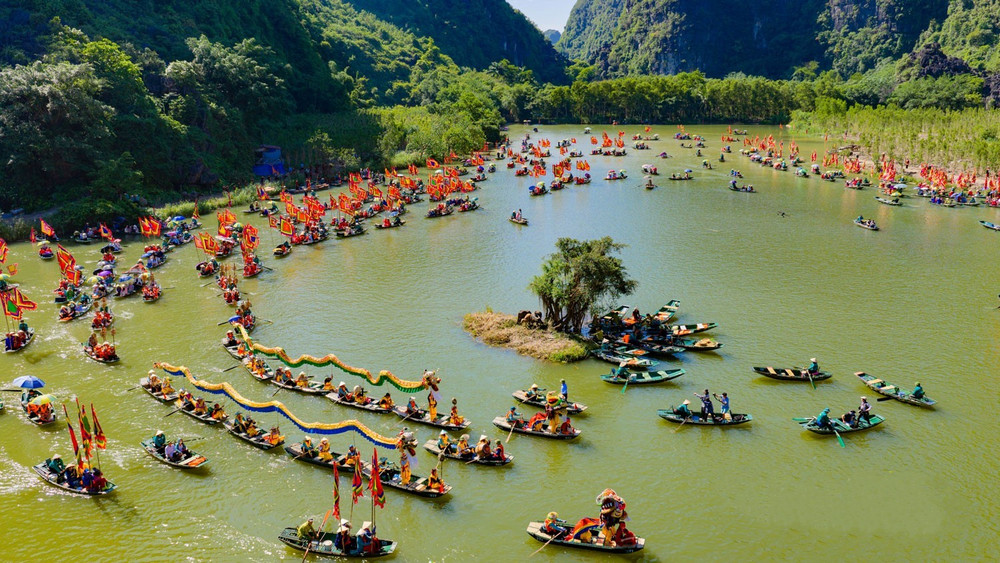 Đại lễ rước sản vật và cây thuốc của 34 tỉnh, thành phố trong cả nước tại Lễ hội. Ảnh: BNB nin.jpg