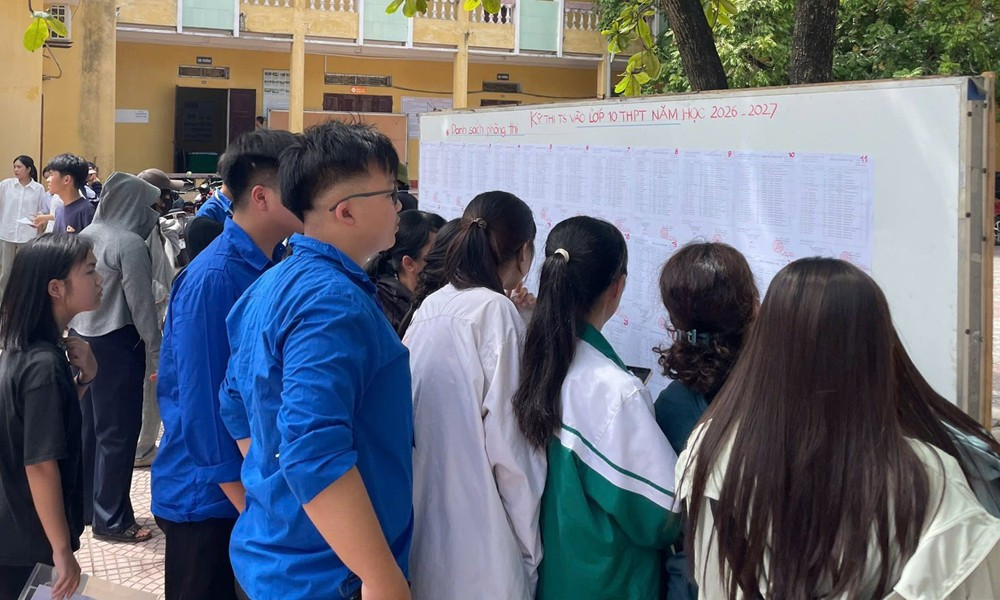 thi-sinh-xem-so-bao-danh-thi-vao-10.jpg