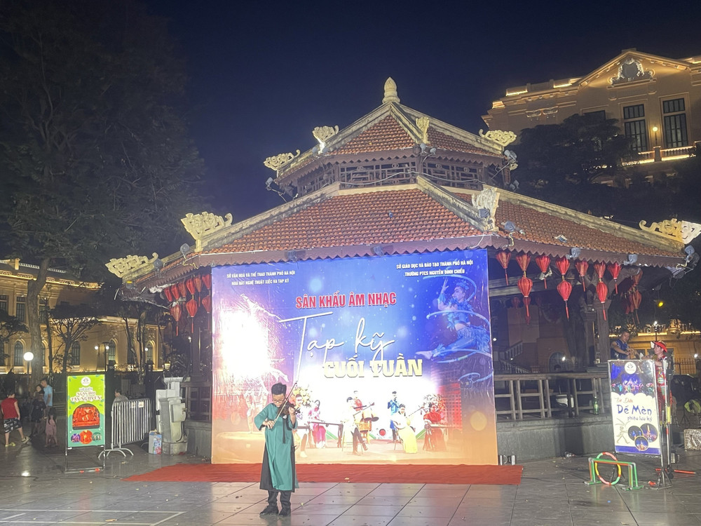 Em Lý Thành Anh Kiệt, học sinh Trường Trung học cơ sở Nguyễn Đình Chiểu biểu diễn violon. Ảnh: Tuyết Mai - TTXVN img-9644.jpg