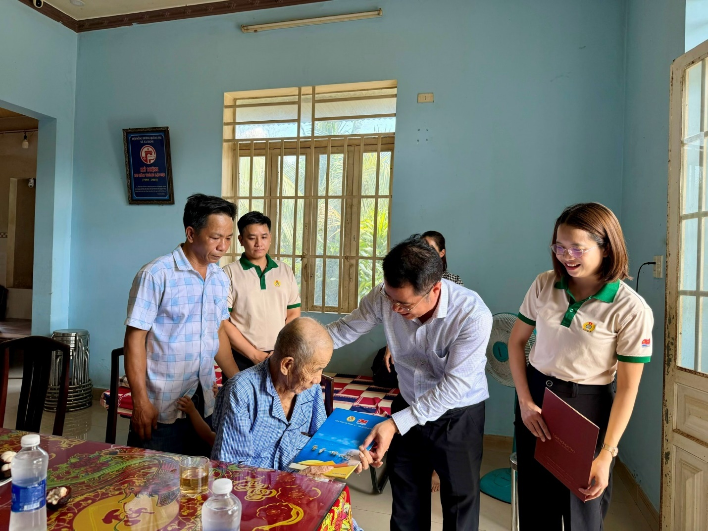 Chủ tịch Công đoàn Vietsovpetro thăm, động viên gia đình đoàn viên KND Vietsovpetro