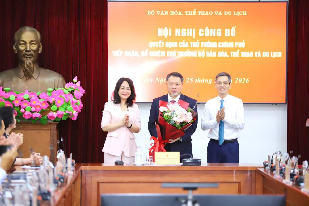 Bộ trưởng Bộ Văn hóa, Thể thao và Du lịch Lâm Thị Phương Thanh và Phó Chánh Văn phòng Trung ương Đảng Võ Thành Hưng - Ủy viên Thường trực Ban Chỉ đạo Trung ương về phát triển khoa học công nghệ, đổi mới sáng tạo và chuyển đổi số tặng hoa chúc mừng Thứ trưởng Nguyễn Huy Dũng.