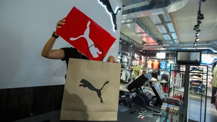Hình ảnh một nhân viên đang đóng gói sản phẩm của Puma cho khách hàng. Ảnh: Bloomberg. ftcms-d90f2124-2926-4132-9fbf-357579b5c6da.jpg