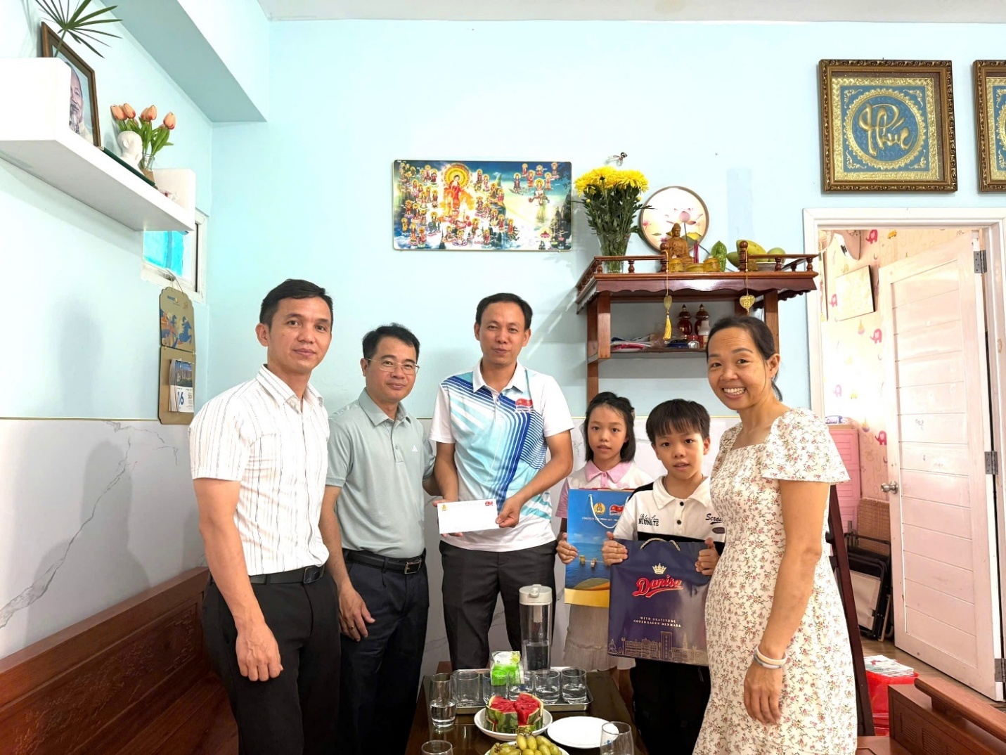 Chủ tịch Công đoàn Vietsovpetro thăm, động viên gia đình đoàn viên XN Khai thác Dầu khí