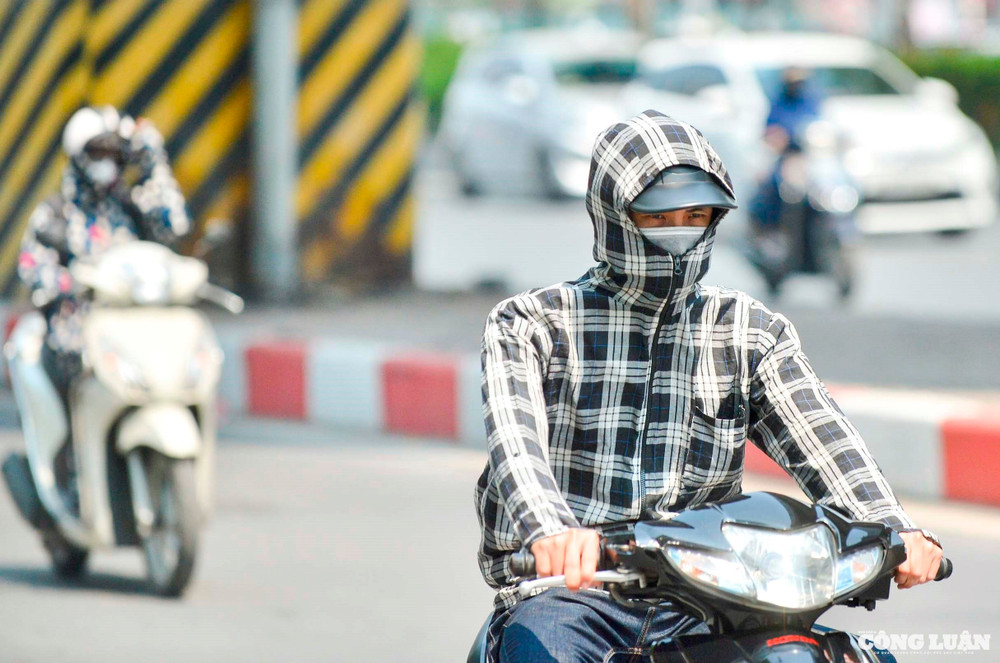Nắng nóng bao trùm, hàng loạt địa phương ghi nhận trên 40 độ C. nang-nong-ha-noi_11.jpg