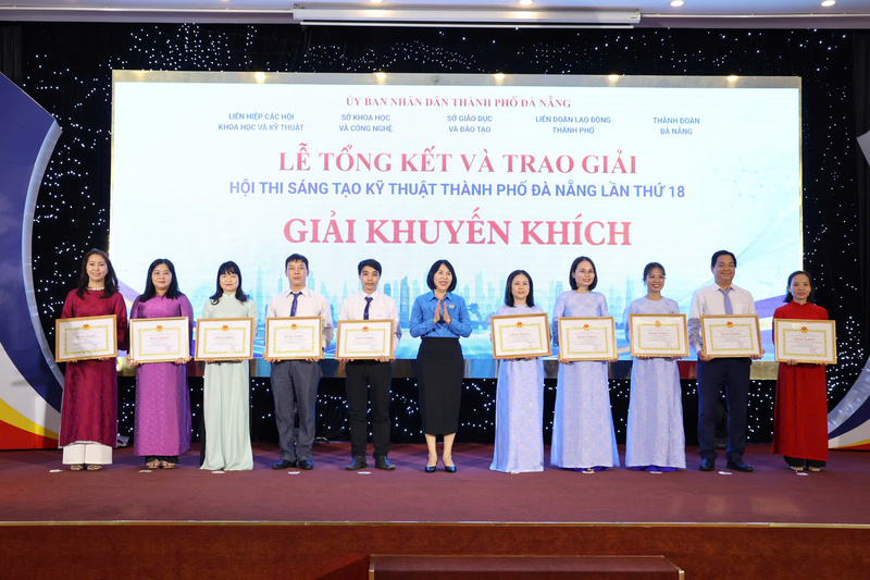Đại diện các nhóm tác giả nhận giải Khuyến khích. Ảnh: Phương Nam