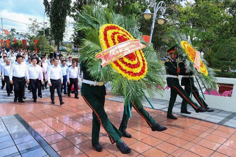 Trước cuộc làm việc, Thủ tướng Chính phủ Lê Minh Hưng và đoàn công tác đã dâng hương, dâng hoa tưởng niệm các anh hùng, liệt sĩ tại Nghĩa trang Liệt sĩ thành phố Cần Thơ - Ảnh: VGP Trước cuộc làm việc, Thủ tướng Chính phủ Lê Minh Hưng và đoàn công tác đã dâng hương, dâng hoa tưởng niệm các anh hùng, liệt sĩ tại Nghĩa trang Liệt sĩ thành phố Cần Thơ - Ảnh: VGP