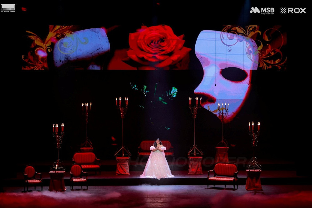 Ca sĩ Đào Tố Loan khoe giọng ca soprano cao vút, đầy kỹ thuật trong vai Christine (The Phantom of the Opera). Ảnh: NHHG 1d.jpg