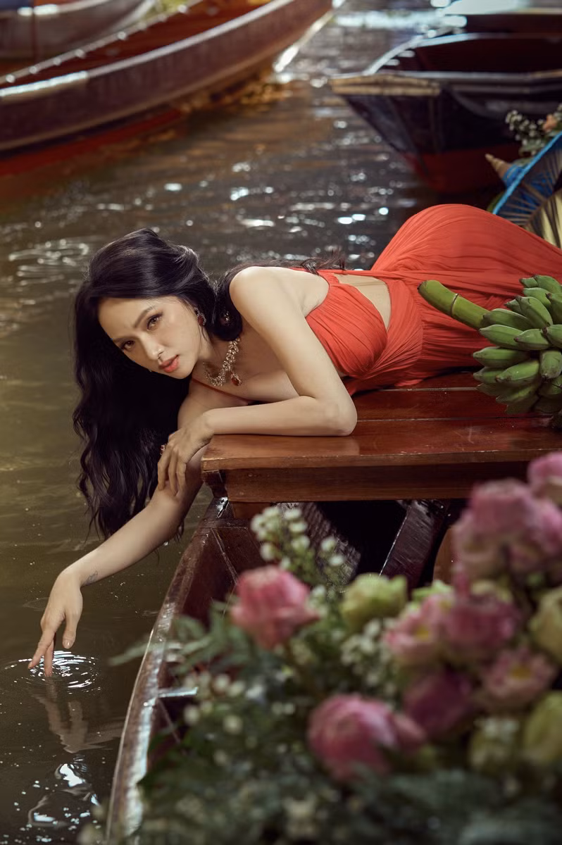 Hương Giang gây bất ngờ với màn tạo dáng “có một không hai” ở MGI All Stars. Ảnh: Miss Grand International anh-man-hinh-2026-05-26-luc-100850.png