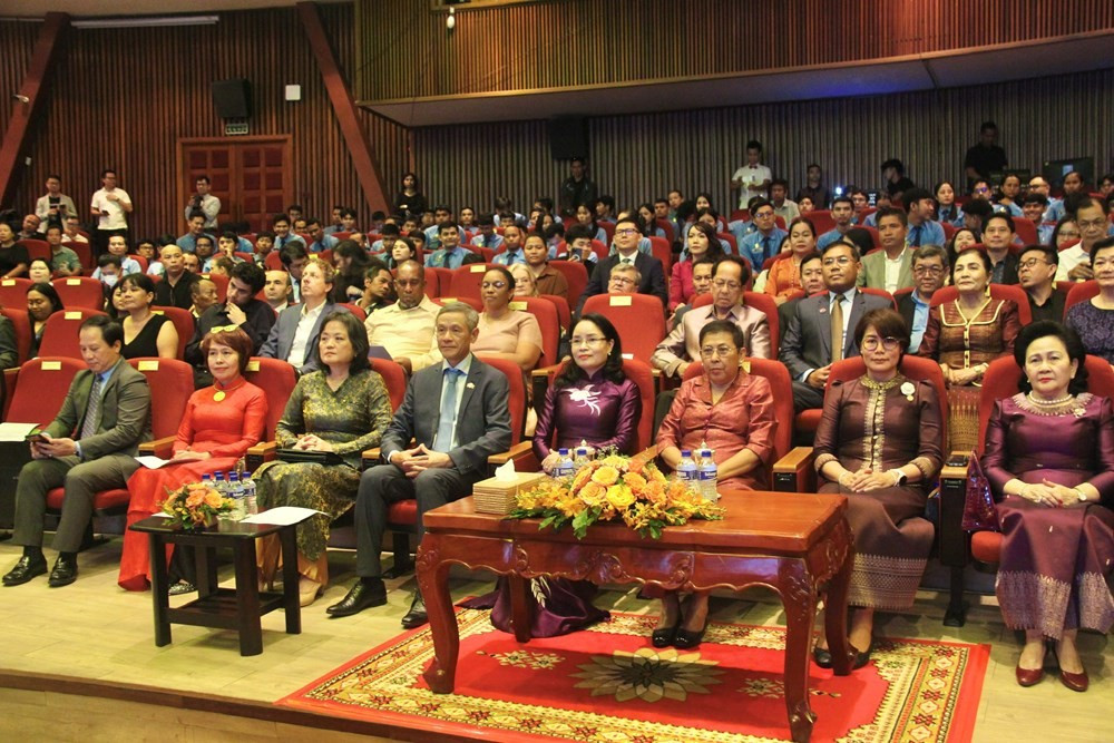 Các đại biểu tham dự Lễ Khai mạc. Ảnh: Đình Toán/Văn Hoá. camphuchia.jpg