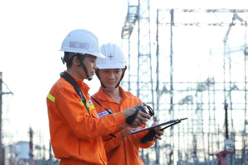 Lực lượng quản lý vận hành TBA 500kV Thường Tín liên tục kiểm tra, soi phát nhiệt các thiết bị ngoài sân phân phối trưa ngày 26/5. Ảnh: Mạnh Hùng