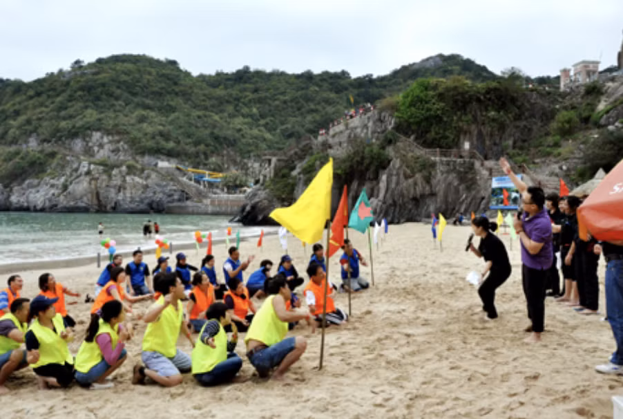 Khách du lịch tổ chức chơi Team building tại bãi tắm Cát Cò I. Ảnh: Báo Quảng Ninh anh-man-hinh-2026-05-27-luc-104849.png