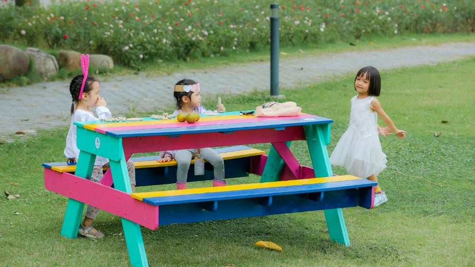Bộ bàn ghế được tái sinh từ những vỏ hộp sữa được đặt tại một sân trường mầm non ở Hà Nội (Ảnh: Lagom). image001.jpg