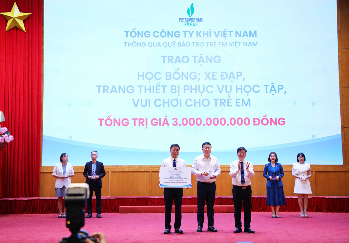 Các tổ chức, doanh nghiệp trao tài trợ cho Quỹ Bảo trợ trẻ em Việt Nam. Ảnh: Đoàn Hưng