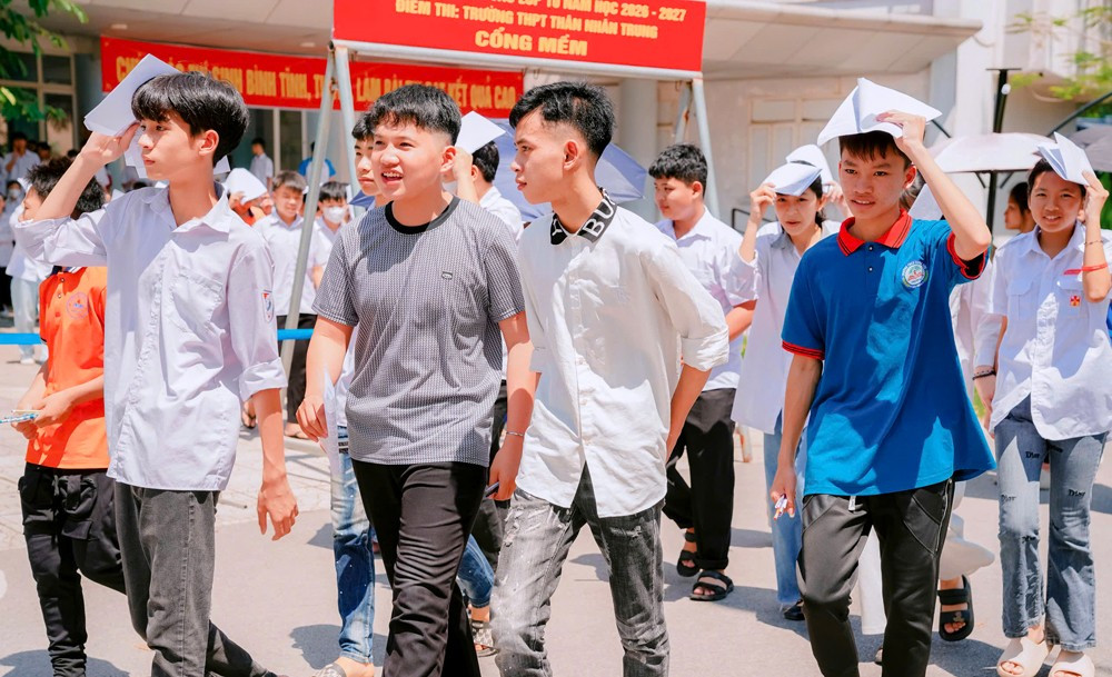 Thí sinh đội nắng tại điểm thi Trường Trung học phổ thông Thân Nhân Trung (phường Việt Yên) - ảnh ST. thi-sinh-hoan-thanh-bai-thi-toan.jpg