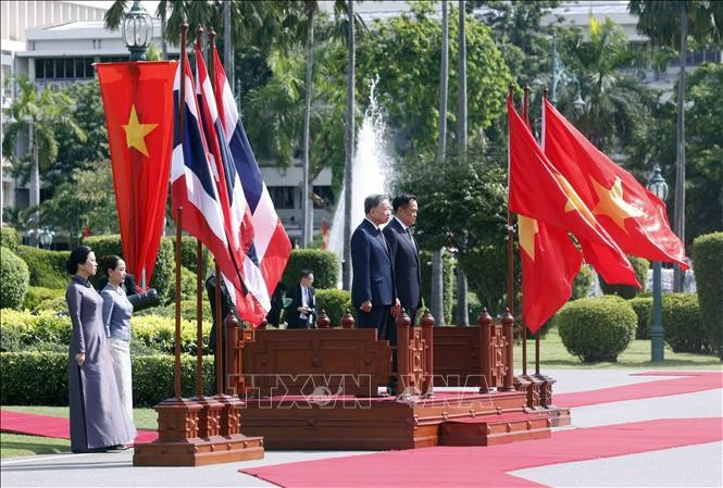 Tổng Bí thư, Chủ tịch nước Tô Lâm và Thủ tướng Thái Lan Anutin Charnvirakul trên bục danh dự, nghe Quân nhạc cử Quốc thiều hai nước. Ảnh: Thống Nhất/TTXVN Tổng Bí thư, Chủ tịch nước Tô Lâm và Thủ tướng Thái Lan Anutin Charnvirakul trên bục danh dự, nghe Quân nhạc cử Quốc thiều hai nước. Ảnh: Thống Nhất/TTXVN
