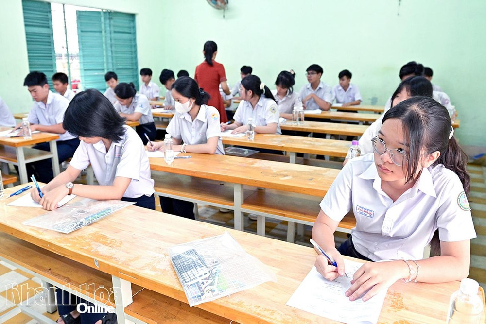 Thí sinh điểm thi Trường THPT Nguyễn Văn Trỗi (phường Nha Trang) điền thông tin vào giấy thi và giấy nháp. Ảnh: Báo Khánh Hoà c-2-20260528095623.jpg