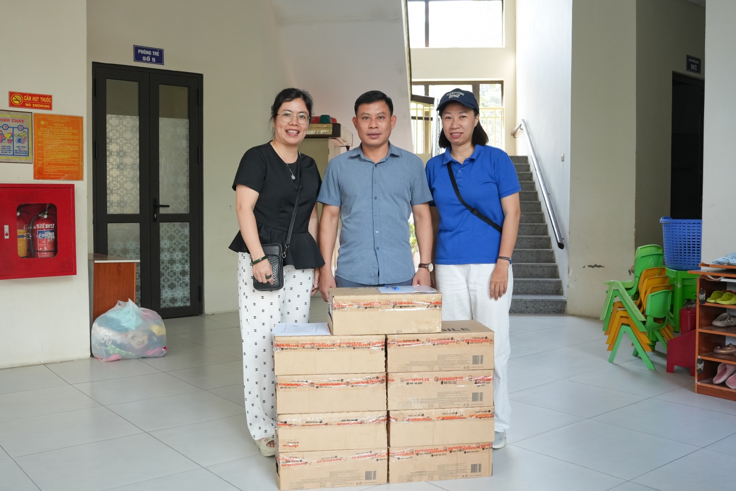 Đại diện Trung tâm bảo trợ xã hội 3 (Hà Nội) đón nhận phần quà Đại diện Trung tâm bảo trợ xã hội 3 (Hà Nội) đón nhận phần quà